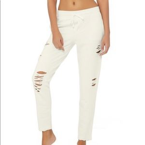 Alo Yoga Ripped Sweatpant in Pristine